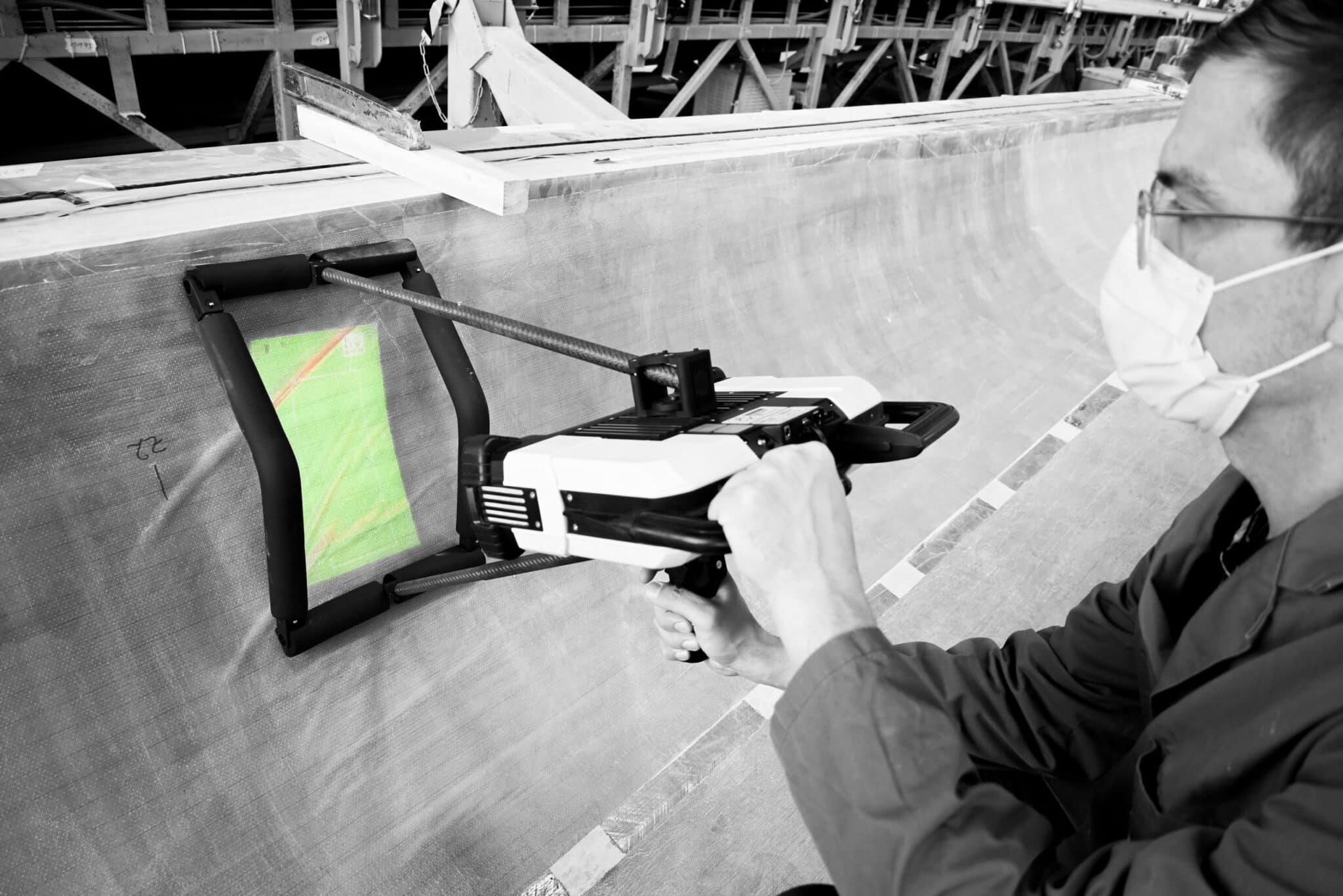 Wrinkle scanning in wind turbine blade manufacturing